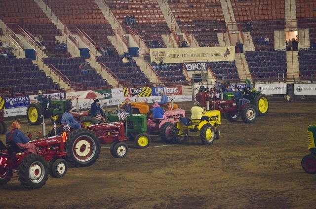 tractor square dancing 2 (640x424)