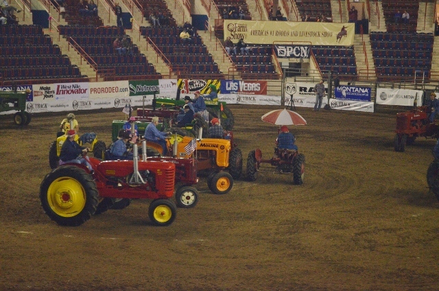 tractor square dancing 4 (640x424)