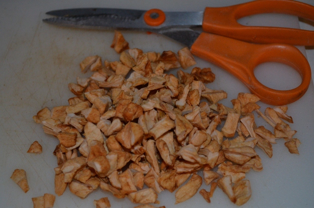 cutting apples (640x424)